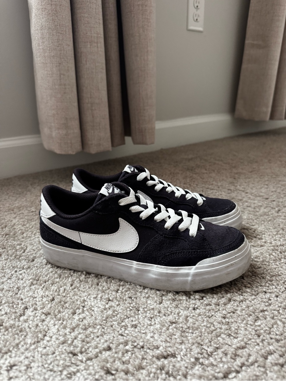Nike Women's Purple and White Low-Top Sneakers